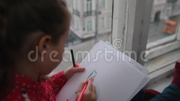 一个女孩坐在窗台上画着画望着窗外视频的预览图