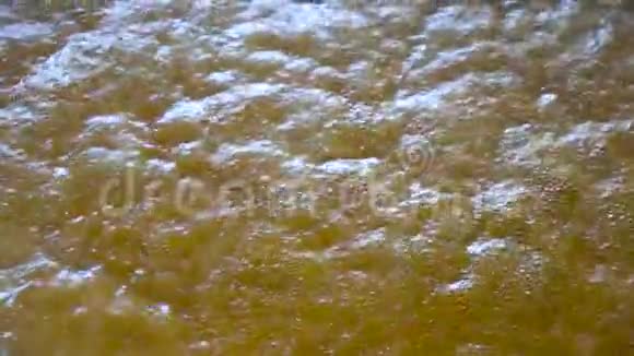 4KUHD视频剪辑摘要沸水作为棕色背景视频的预览图
