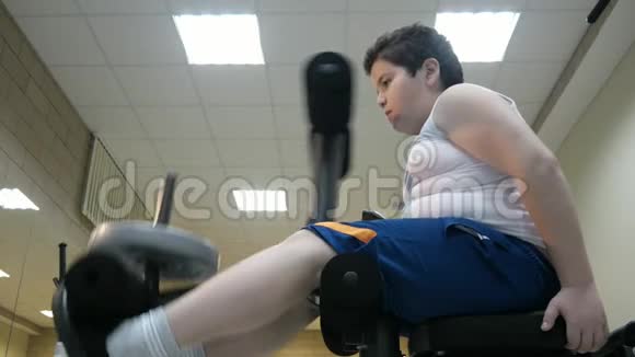 胖男孩训练腿部肌肉脂肪燃烧超重运动和健康概念视频的预览图