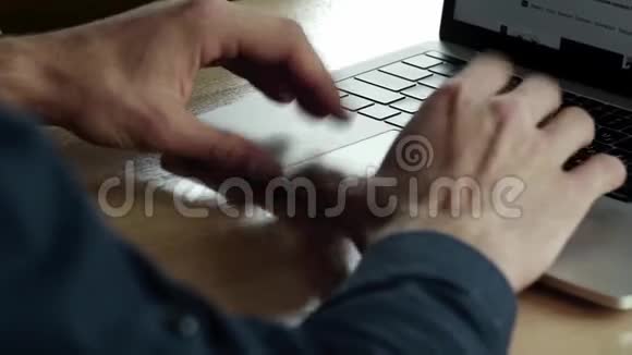 商人的双手在咖啡馆里坐在木桌旁可以看到一个在笔记本电脑上工作的人讨论视频的预览图