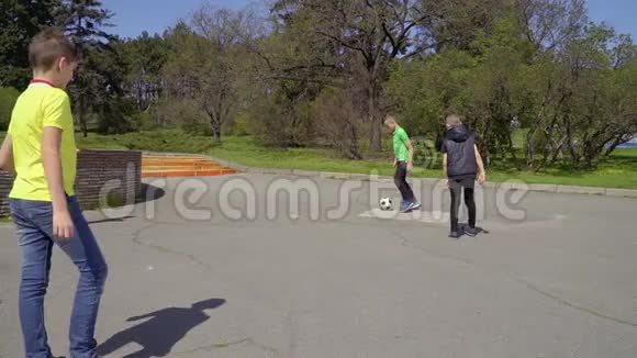 青少年在公园里踢足球视频的预览图