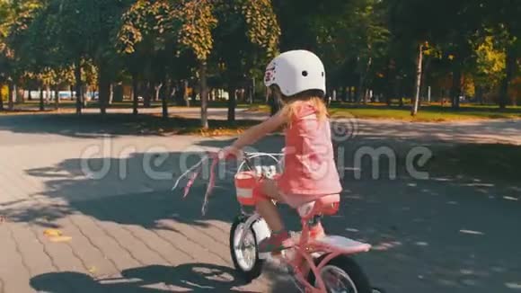 公园里骑着安全帽的小女孩视频的预览图