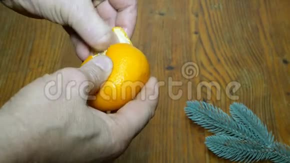 人手清洁橘子皮手的特写视频的预览图