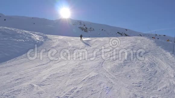 滑雪者专业而优雅地在滑雪坡上雕刻视频的预览图