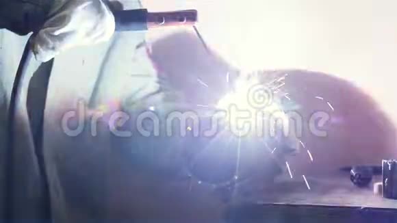 焊工焊接钢管视频的预览图