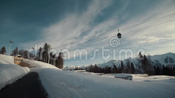 冬季高山滑雪胜地视频的预览图