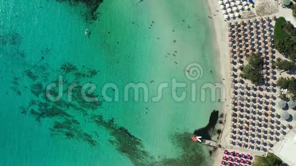 令人惊叹的佩洛萨海滩的鸟瞰图斯坦蒂诺撒丁岛意大利拉佩罗萨海滩撒丁岛意大利La视频的预览图