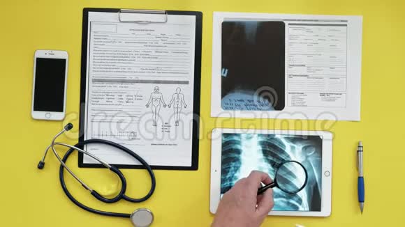 保健和医疗理念数字平板电脑屏幕上的X射线图像医疗台面俯视图视频的预览图