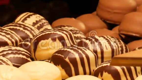 在圣诞节市场上的一个糕点亭的柜台上巧克力糖霜里有美味的甜气棉花糖视频的预览图