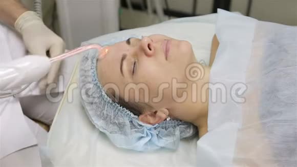 在美容诊所接受面部美容治疗的妇女视频的预览图