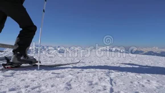 在雪山峰上的滑雪胜地男子滑雪并快速转弯视频的预览图