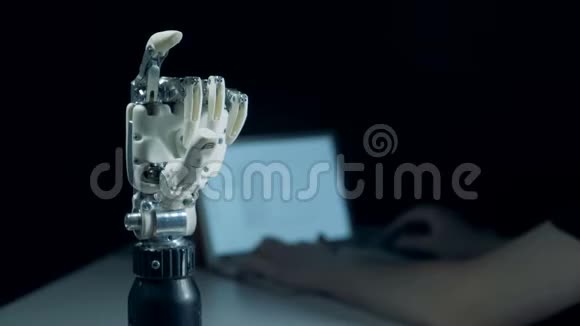 移动机器人手臂和一个在笔记本电脑上工作的人视频的预览图