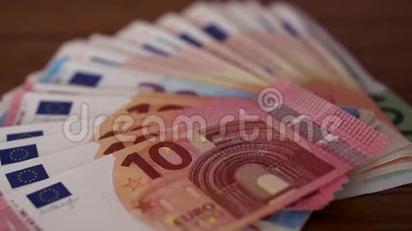 欧元纸币上的欧元硬币视频的预览图