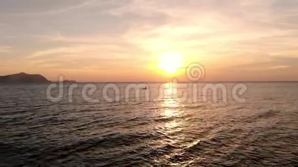 鸟瞰在地平线上紫色的黄昏日落下的平静的海面上的船美丽的景色视频的预览图