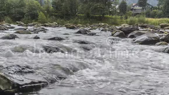 阴天的美丽山河视频的预览图