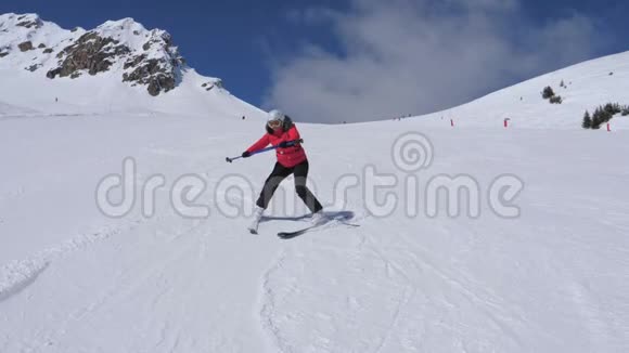 滑雪女新手在没有滑雪波兰人帮助的情况下在滑雪坡上左右转弯视频的预览图