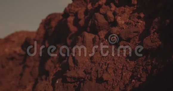 宇航员检查火星上的岩石视频的预览图