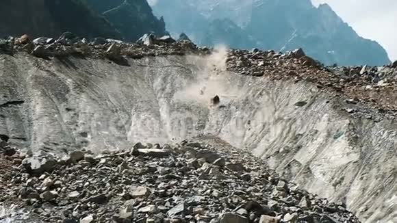 山峦起伏巨大的巨石从冰川上落下运动缓慢视频的预览图