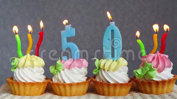 50个生日快乐蛋糕和蓝色数字蜡烛视频的预览图