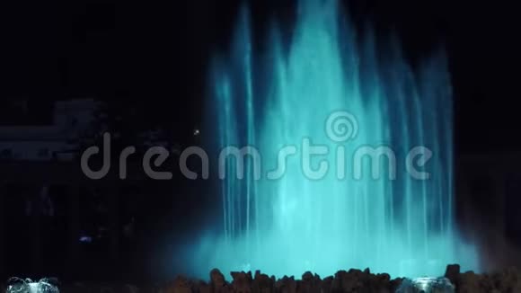 维也纳夜间蓝灯街道喷泉视频的预览图