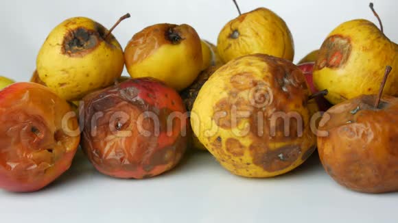 雌性手拿一个腐烂变质成熟的苹果放一个新鲜成熟的大红苹果视频的预览图