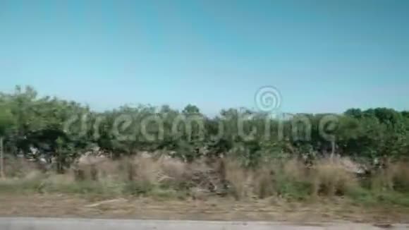 在前往巴塞罗那的途中从移动列车的窗口可以看到带有浮标的慢运动海景视频的预览图