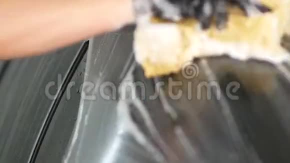 男用泡沫海绵洗手车车顶和侧窗视频的预览图