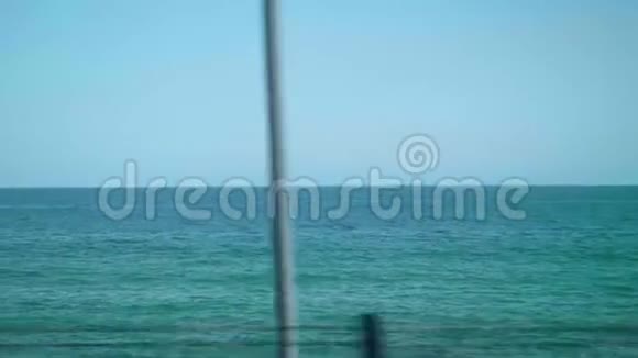 在前往巴塞罗那的途中从移动列车的窗口可以看到带有浮标的慢运动海景视频的预览图
