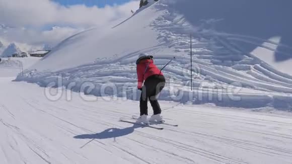女子滑雪和在一个山上滑雪胜地的斜坡上的跑步视频的预览图