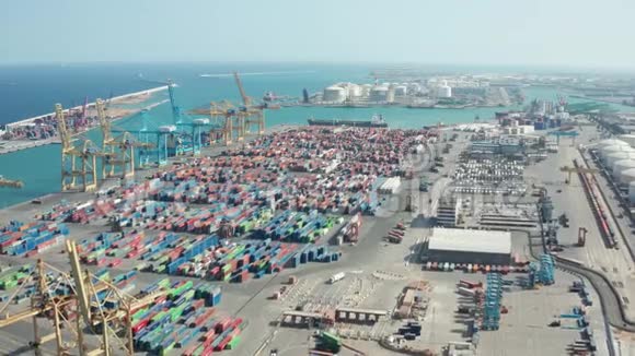 带集装箱的工业港口鸟瞰图视频的预览图