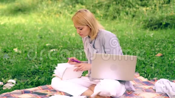自然环境办公室户外工作的好处有笔记本电脑的女人在户外工作教育技术视频的预览图