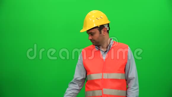 工程师工人提升或在绿色屏幕上呈现东西视频的预览图