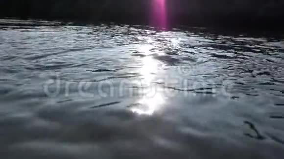 神奇神秘的水河背景视频的预览图