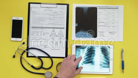保健和医疗理念数字平板电脑屏幕上的X射线图像医疗台面俯视图视频的预览图