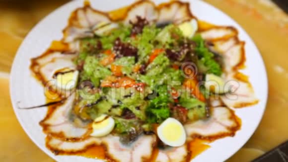 鳗鱼沙拉和蔬菜和鹌鹑蛋视频的预览图