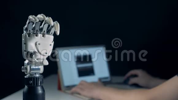 一个手提电脑的人正在管理一个移动的机械臂视频的预览图