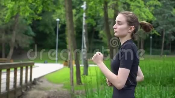 夏季年轻女子跑向公园的木桥视频的预览图