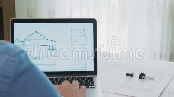 建筑团队一起在笔记本电脑上工作设计蓝图视频的预览图
