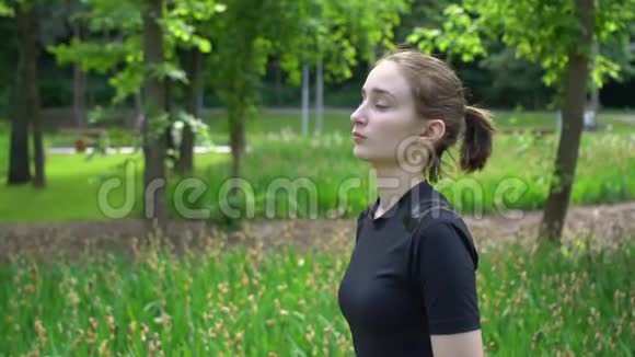 夏天年轻女子在公园里奔跑绿草如茵慢动作视频的预览图