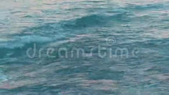 有波浪的海面帆船后面美丽的海浪背景视频的预览图