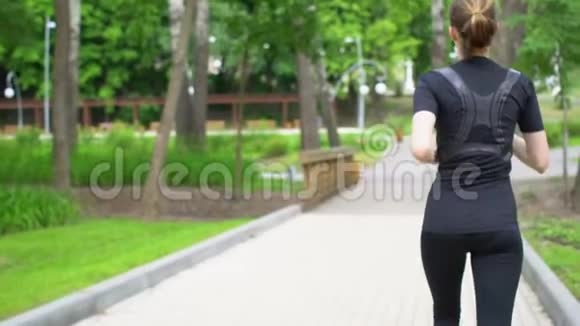 夏季年轻女子跑在公园的木桥上视频的预览图