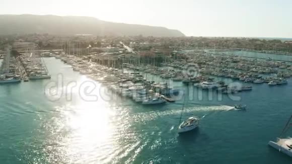 在阳光明媚的日子里鸟瞰码头希腊莱夫卡斯视频的预览图