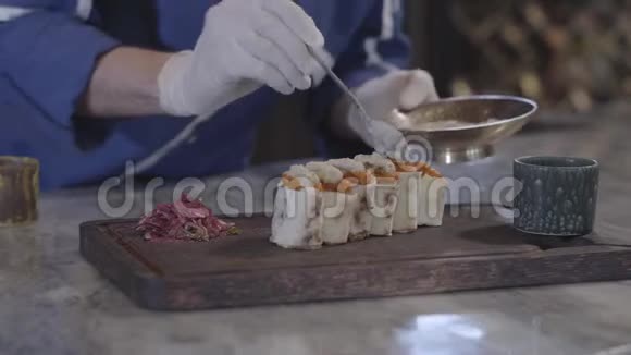 厨师在现代餐厅烹饪美味的菜肴戴着橡胶手套的人的手放在被切割的上视频的预览图