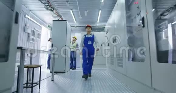 亚洲工人走在发电站走廊里视频的预览图