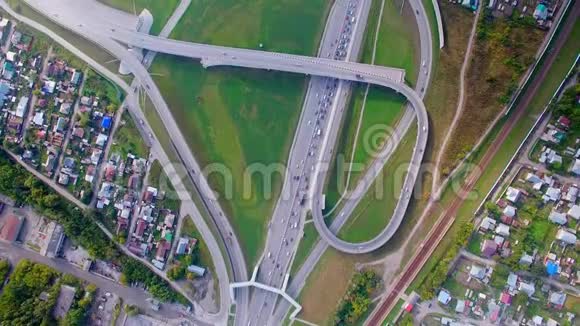 高空俯瞰公路顶部交通堵塞桥上的交汇处视频的预览图