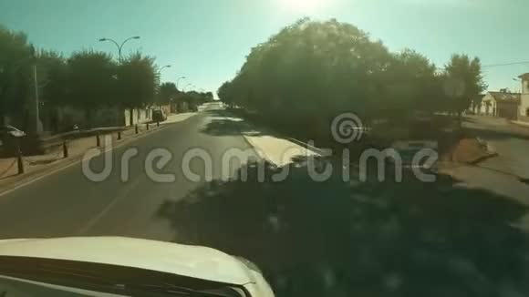 在炎热的夏日离开西班牙小镇的POV驾驶镜头视频的预览图