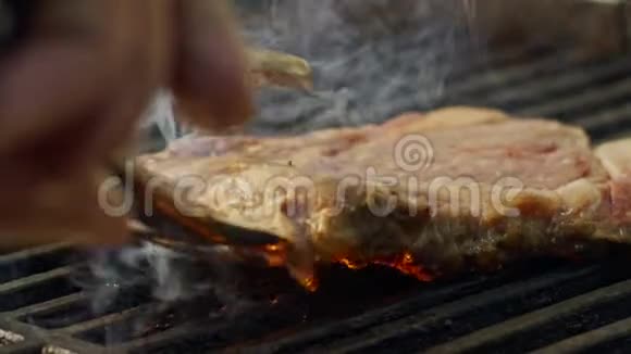 在木炭烤架上烤一大块牛油牛排视频的预览图