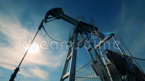 一台大油井架油泵在工作化石燃料能源油泵抽油机工作视频的预览图
