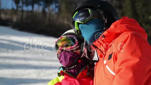 雪度假村一对年轻夫妇的肖像他们穿滑雪护目镜和头盔视频的预览图