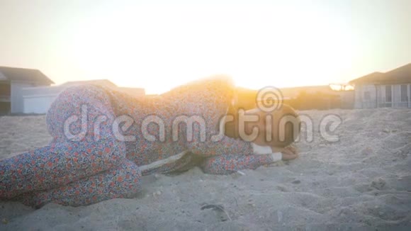 日落时分穿着睡衣在海滩上打盹的女孩被盘旋的海鸥包围着视频的预览图